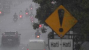 Bibit Siklon 90S Terpantau Aktif Dekat Lampung, Waspada Cuaca Ekstrem